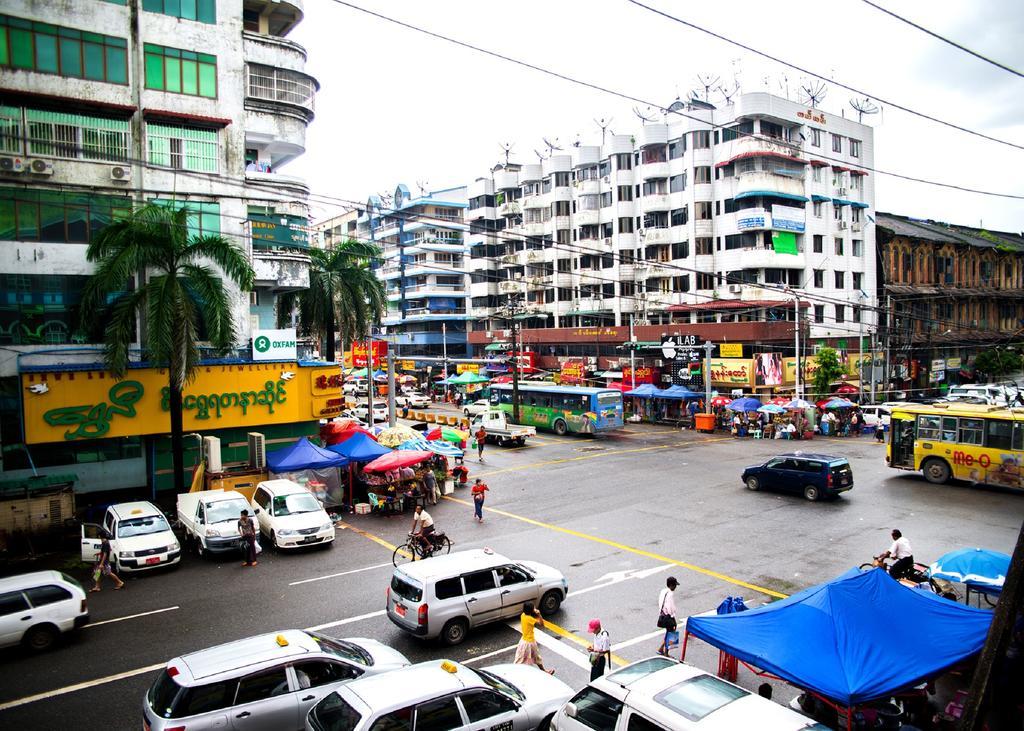 The Sat Yangon Vandrarhem Exteriör bild