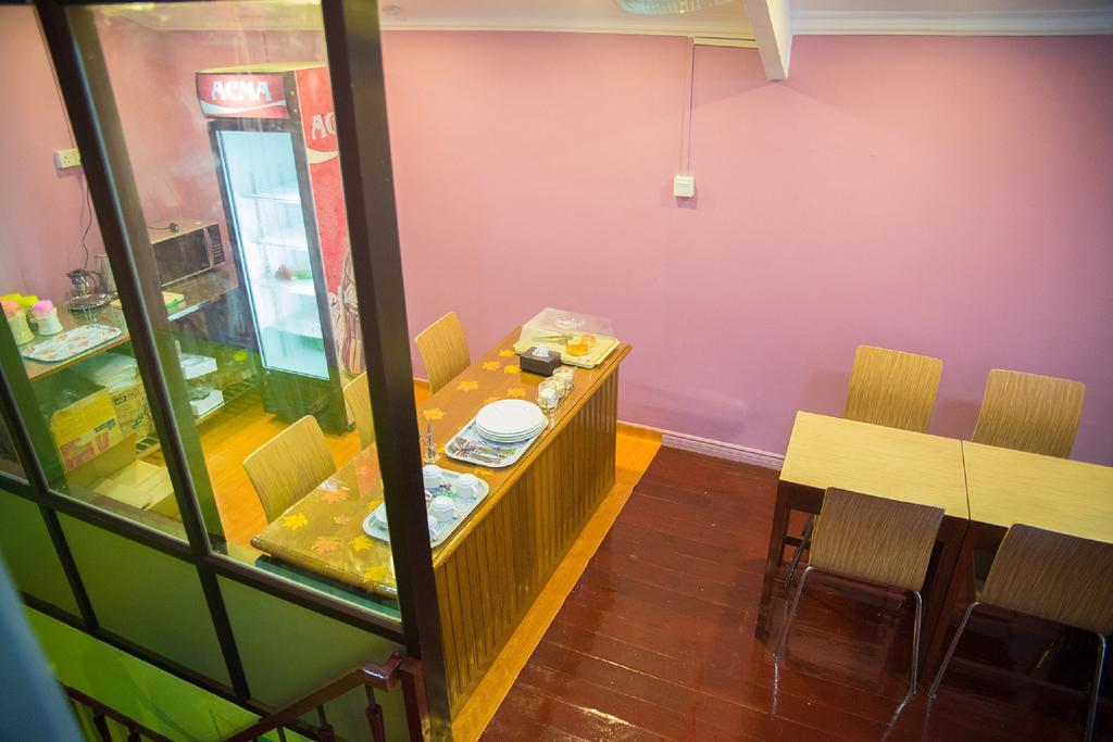 The Sat Yangon Vandrarhem Exteriör bild