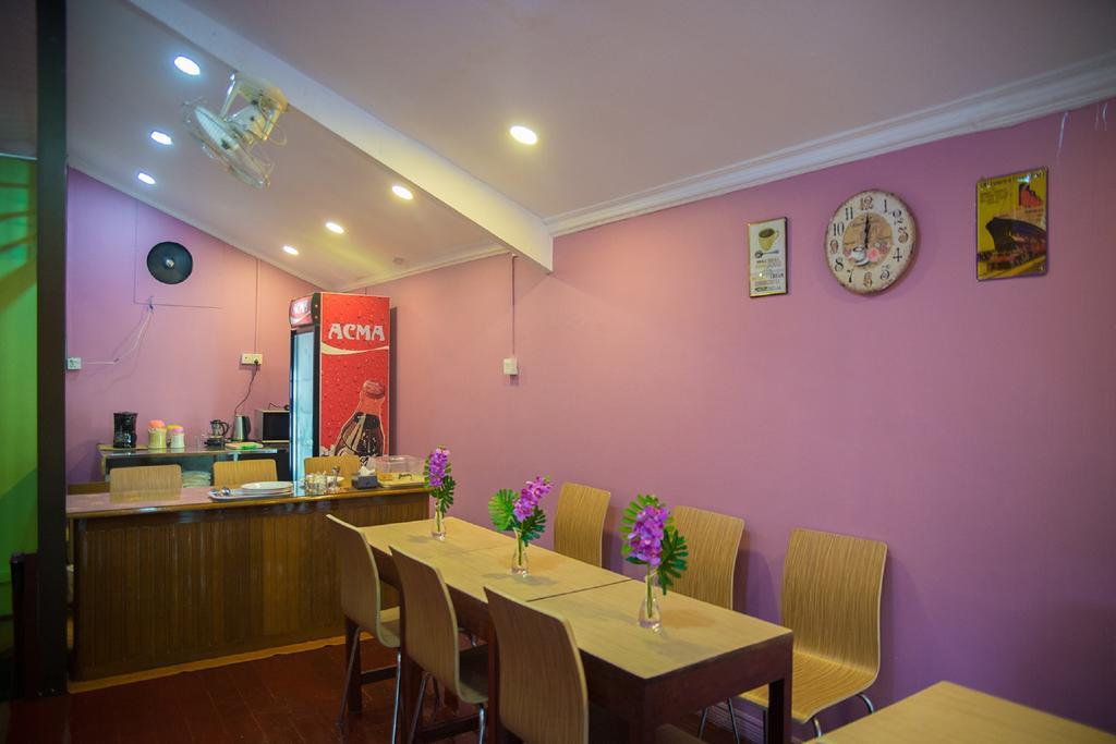 The Sat Yangon Vandrarhem Exteriör bild