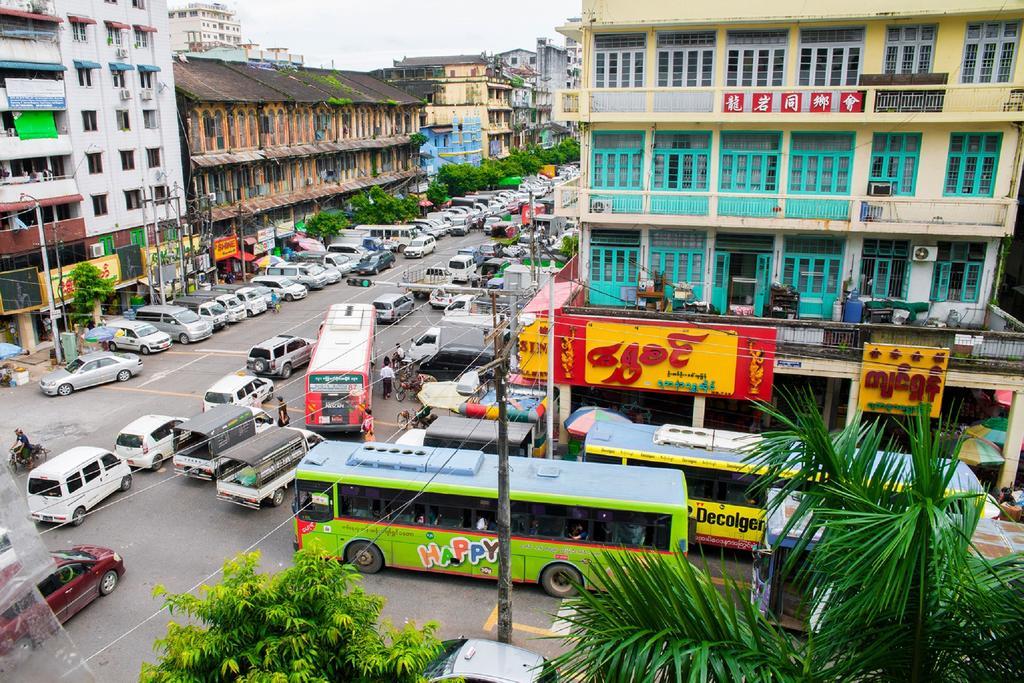 The Sat Yangon Vandrarhem Exteriör bild
