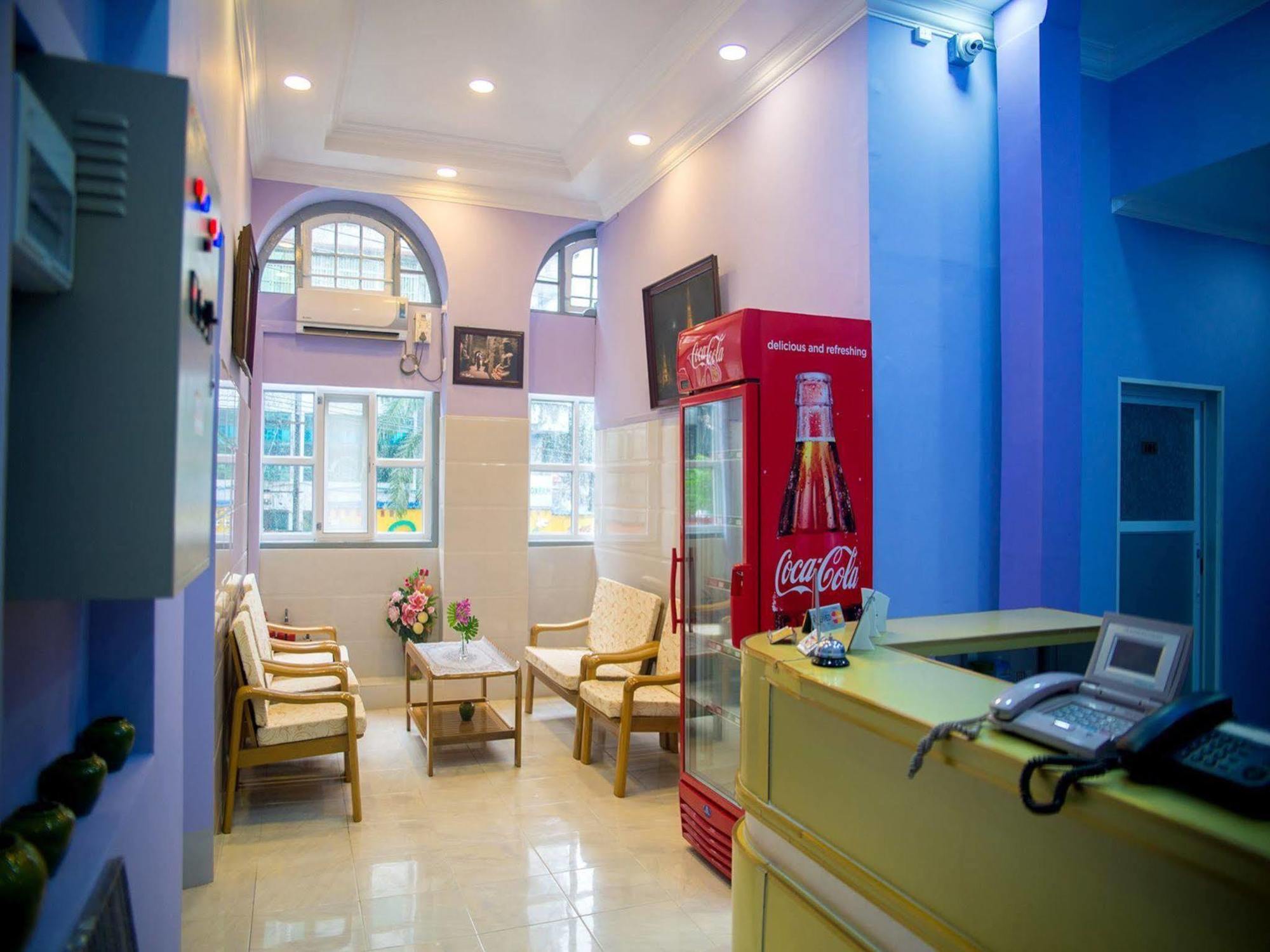 The Sat Yangon Vandrarhem Exteriör bild