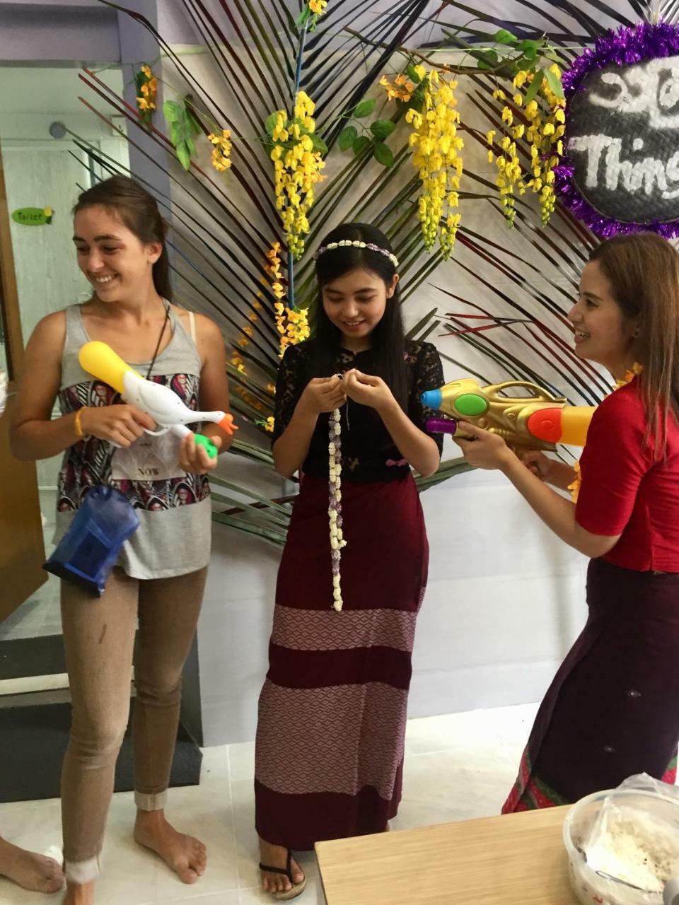 The Sat Yangon Vandrarhem Exteriör bild