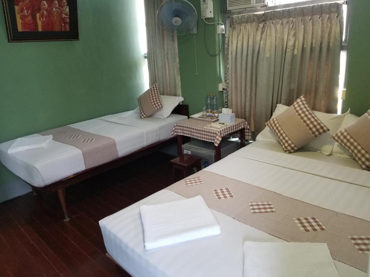 The Sat Yangon Vandrarhem Exteriör bild
